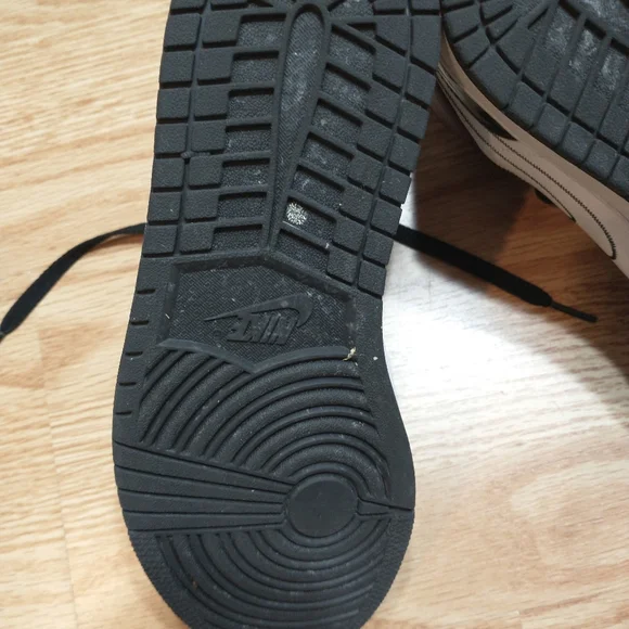 Size 8- Jordan 1 Mid SE Black/Multicolor/White 2020 Excellent Condition - Picture 8 of 12